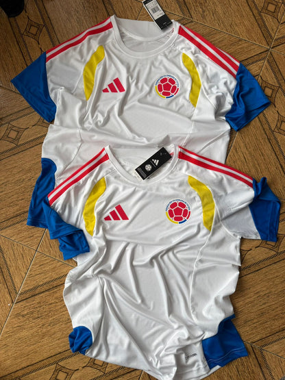 Colombia entrenó sin patrocinadores