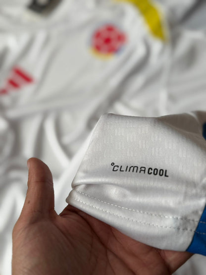 Colombia entrenó sin patrocinadores