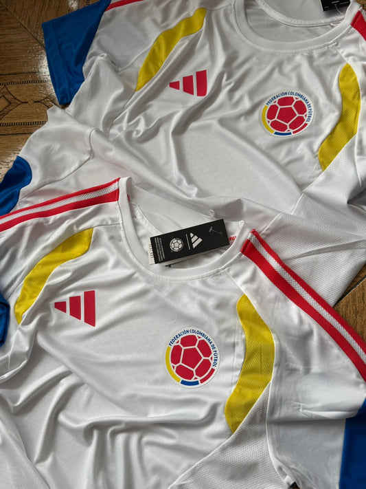 Colombia entrenó sin patrocinadores