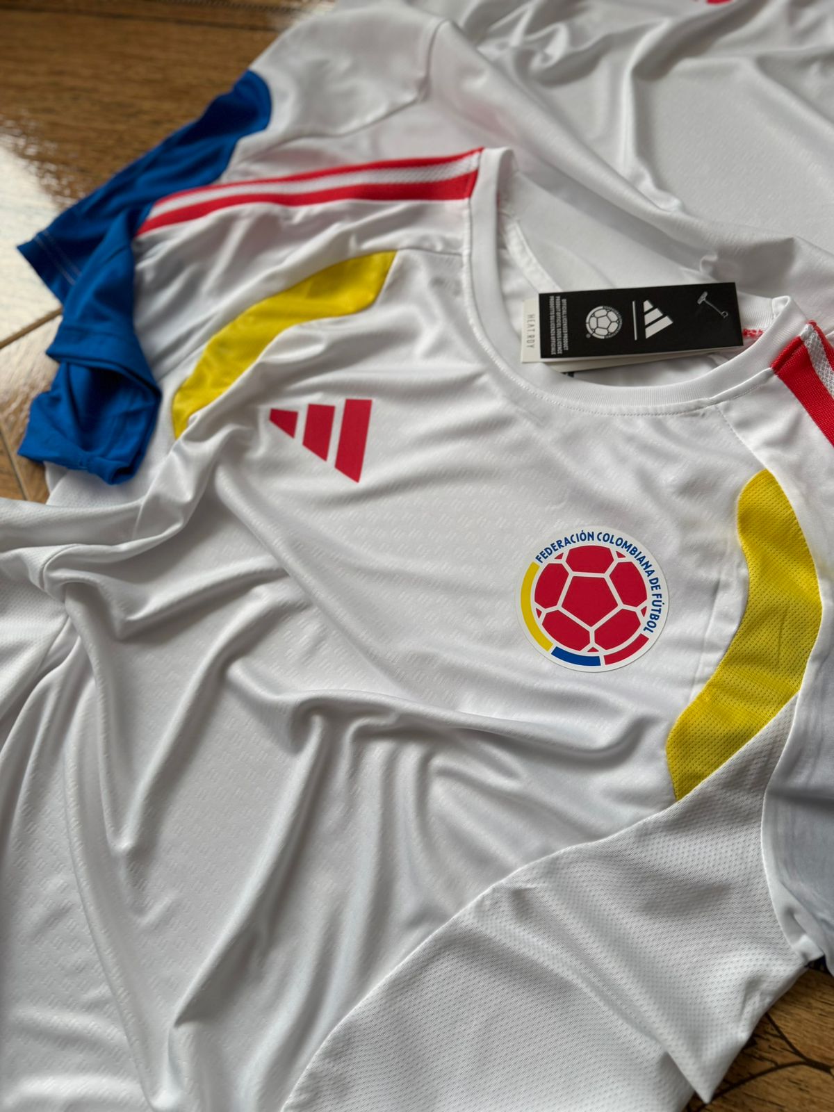 Colombia entrenó sin patrocinadores